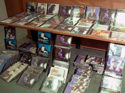 Πορνογραφικό υλικό σε αποθήκη με πλαστά DVD